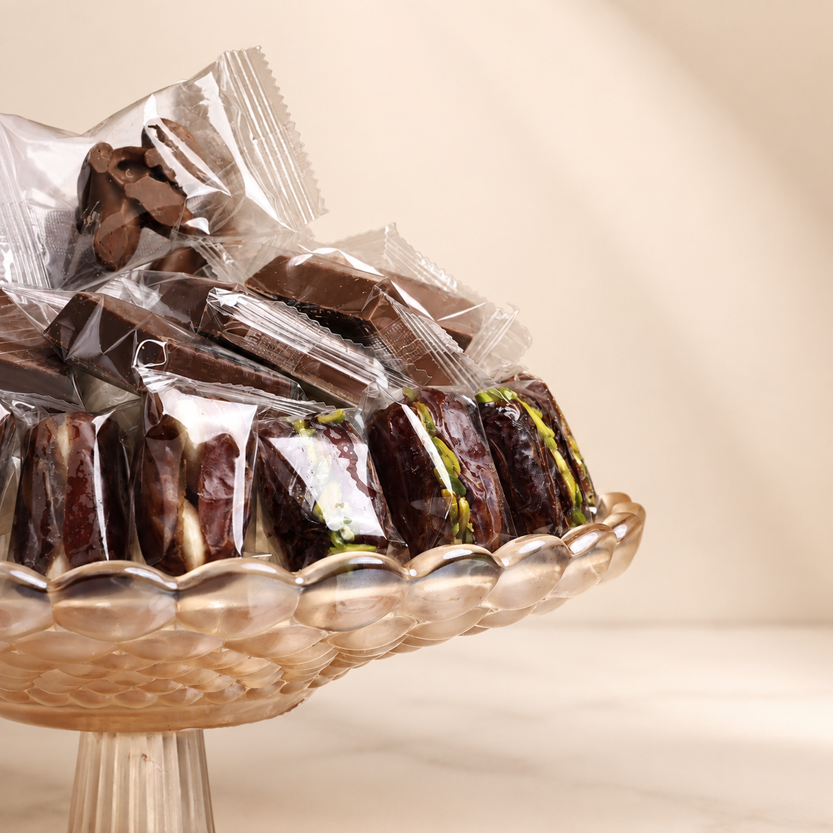 Luxury Bowl Gift – Stuffed Dates & Nut Clusters 650g