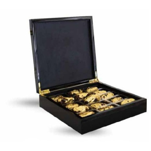 صندوق ذهبي خشبي من ألياف الكربون الأسود مملوء بتمر مجدول ملكي مع المكسرات 300 جرام