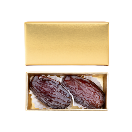 Golden Majdoul jumbo dates from Kingdom Dates UAE, showcasing shiny, plump premium dates in a box.