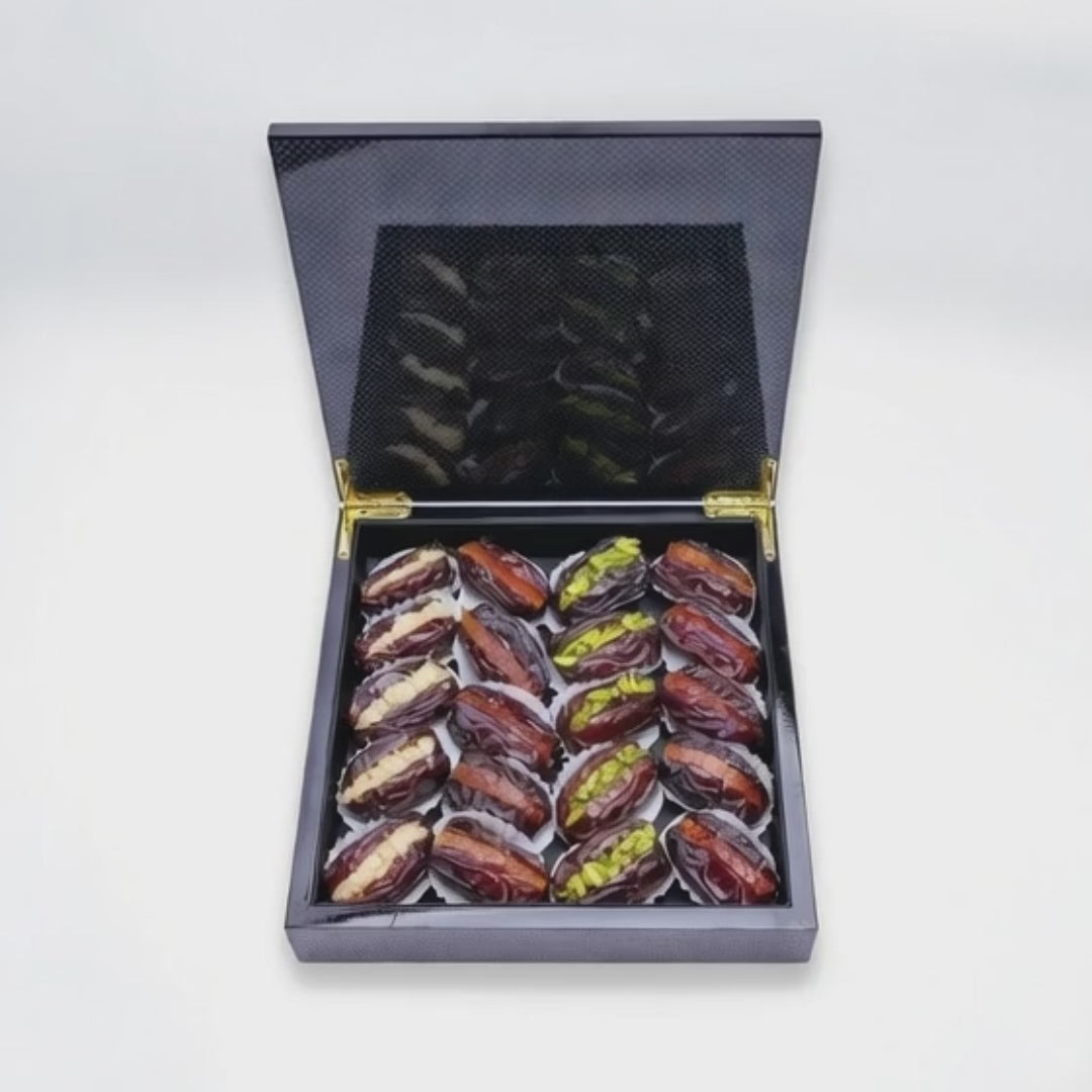 تمور المجدول المحشوة بالمكسرات – علبة هدايا خشبية فاخرة لون كربوني لامع (بيانو)